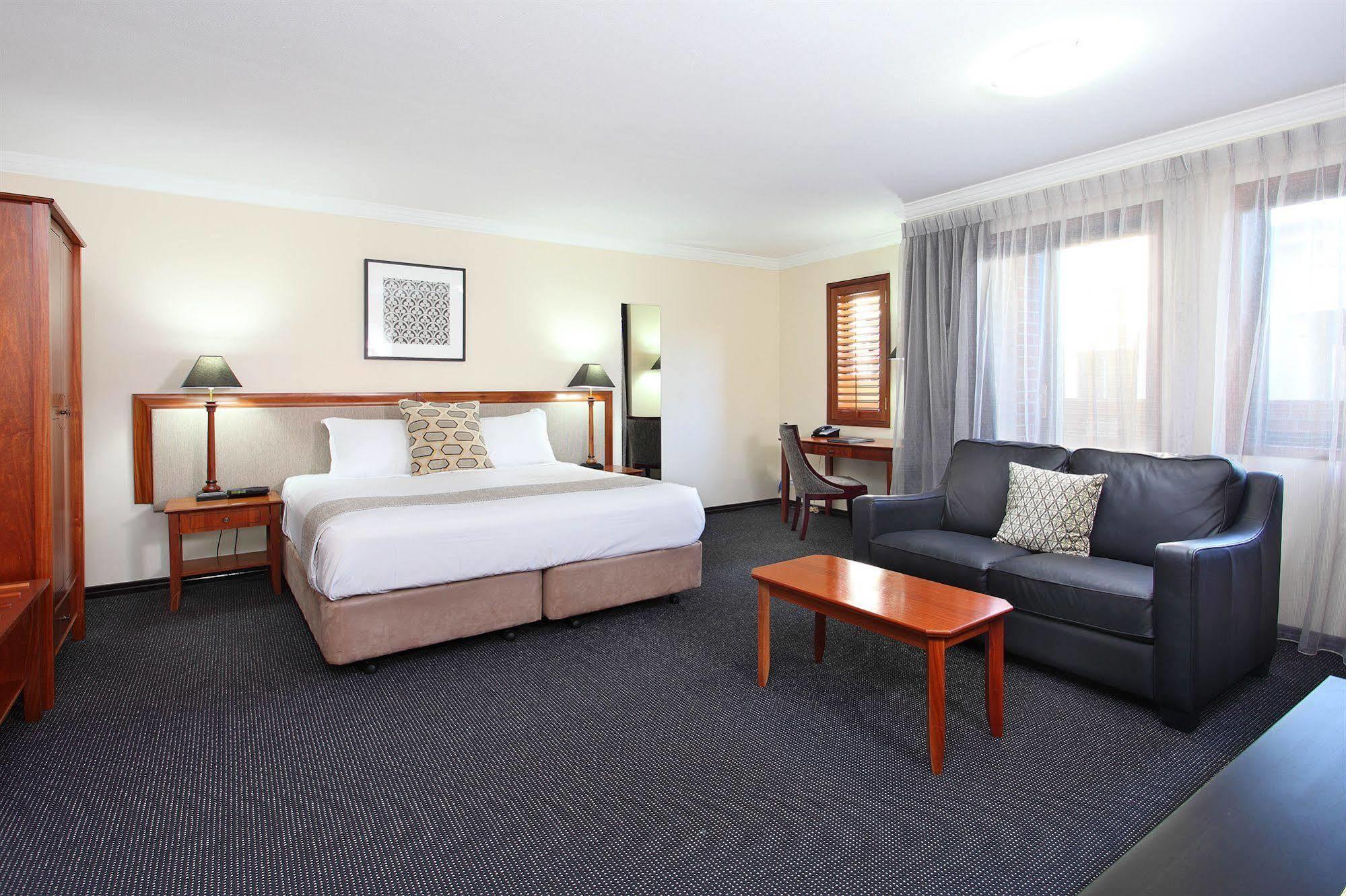 Hotel Ramada By Wyndham Windsor 4*