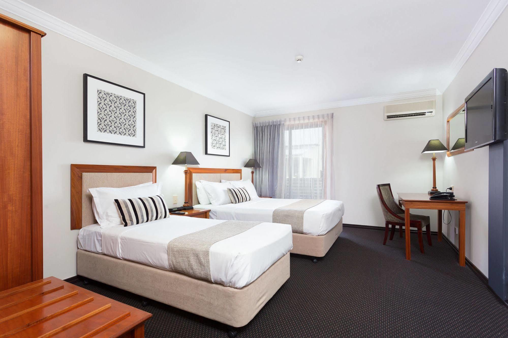 Ramada By Wyndham Windsor Hotel 4*